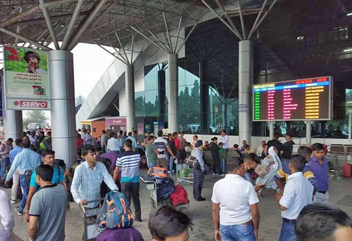 KashmirLife's tweet photo. 9,400 tourists, yatries leave Kashmir after govt advisory: Report - https://t.co/QVTPHt7TBp https://t.co/HUxhJJ20Kj