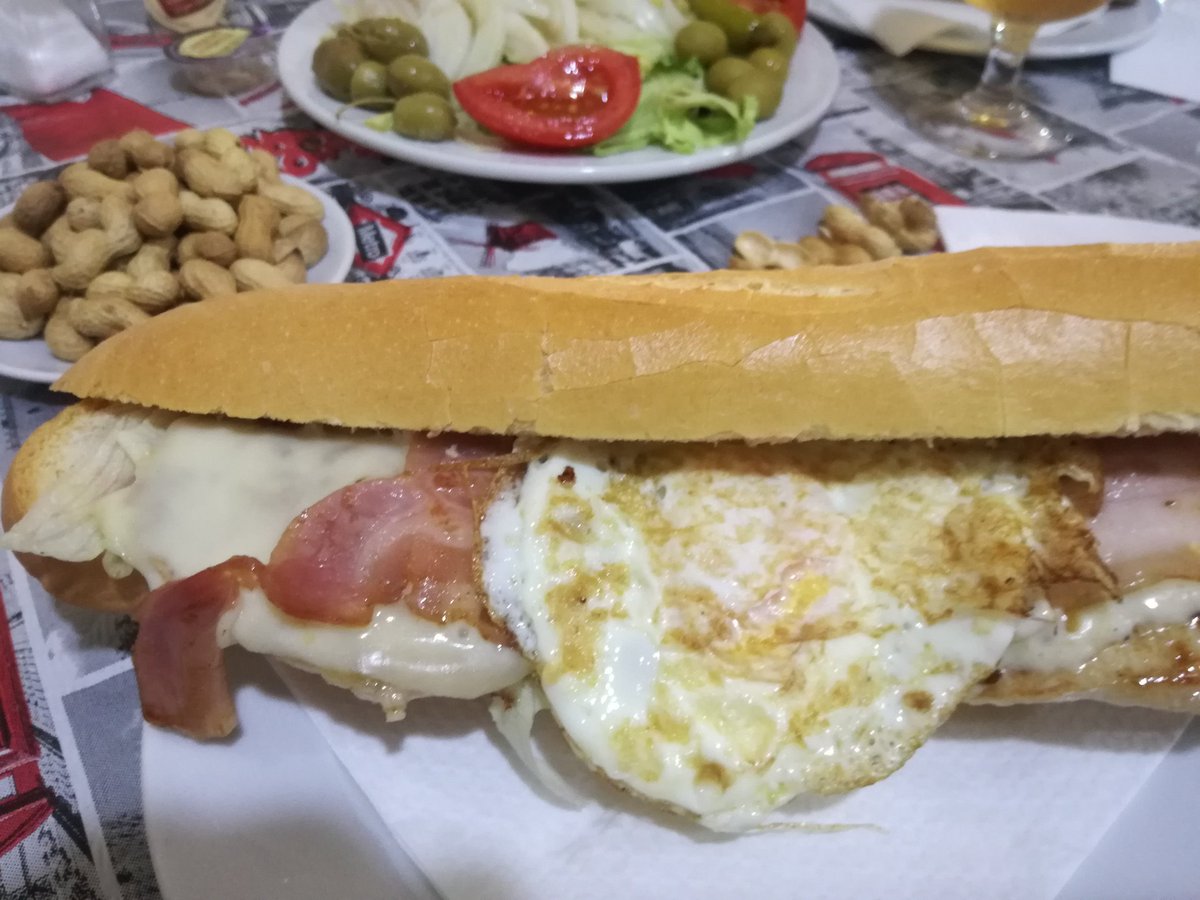 quinacarafas's tweet photo. Vosatros quan teniu que triar entre quedar-se en a casa a fer faena i anar a esmorzar... de que vos demaneu el bocadillo?
#XeracoEnFestes #CacauPelMón #Xivito https://t.co/JNzaogJFIN