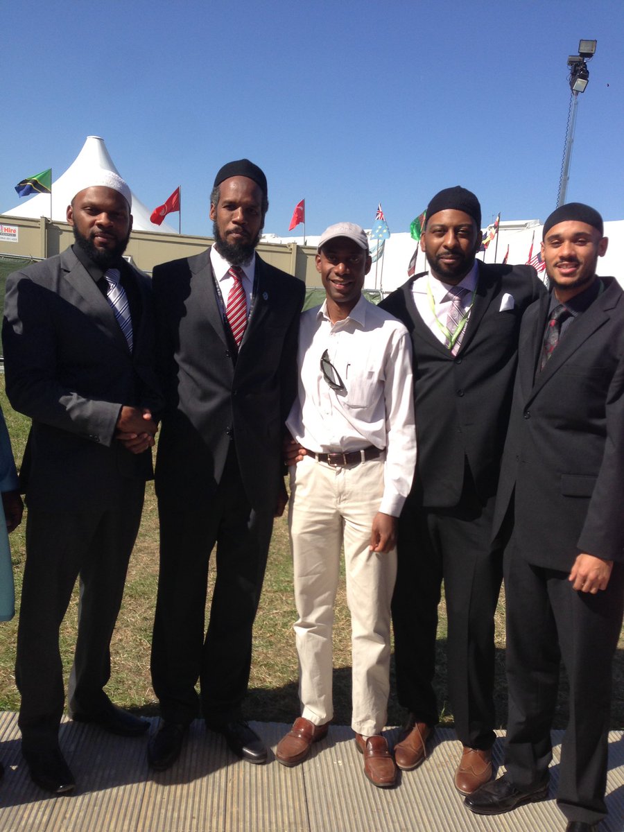 PAAMA_UK's tweet photo. Towering figures of #PAAMA_USA make 6’ 2” President #PAAMA_UK look like a midget!!! 
#JalsaUK
#JalsaConnect https://t.co/TqhsJSZMR5