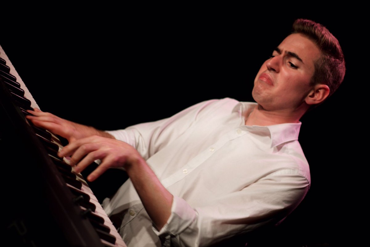 thepianoplay's tweet photo. Bach+Beethoven+Britney=Tom, whose piano lessons give him a unique vocabulary.
#NewWriting about music, obsession & love. With one man & a piano ๐น
Oh, & itโs all underscored *live*
#classicalmusic #LGBTQ #EdFringe19 @FollowTheCow 1.20pm #WeeCoo 31 July - 26 Aug (not 12) https://t.co/LKWRG6k1Bs