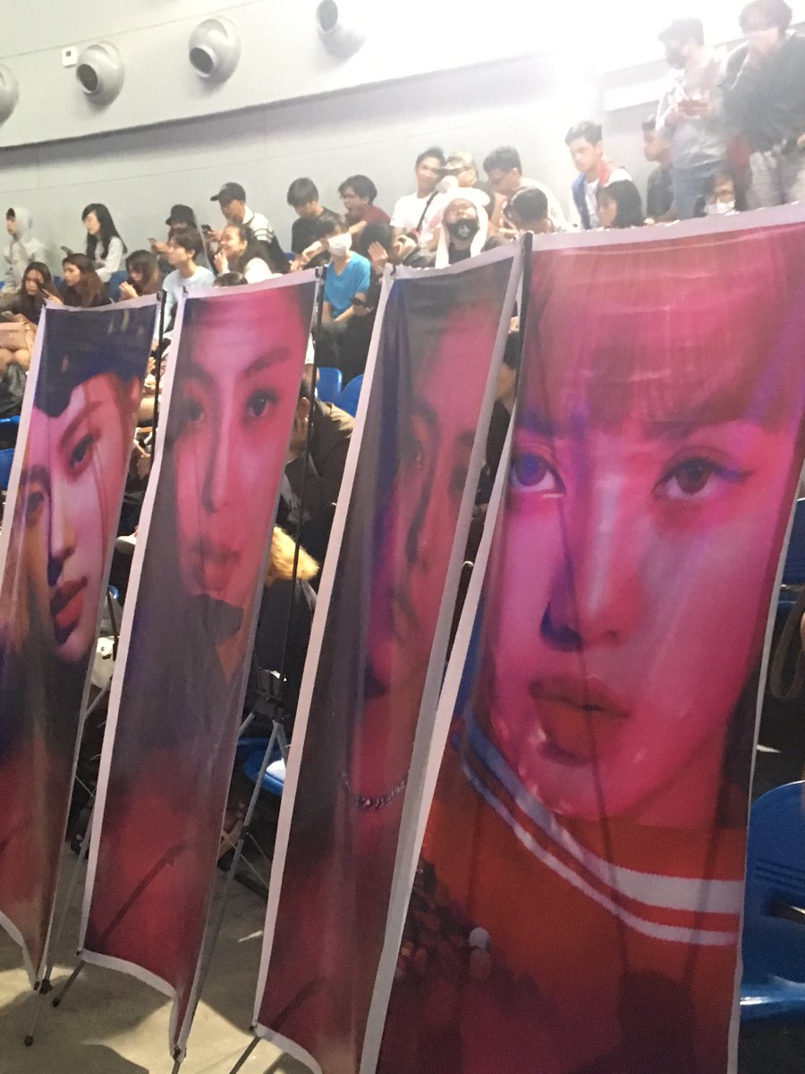 youjenlisa's tweet photo. Bakit ang onti ng merch for blakcpink ? βΉοΈ
Anyways, thank you po for free admission :) Naenjoy ko naman!! Saya π
#happyhallyuday3 #PKCI
#MTVHottest BLACKPINK @ygofficialblink https://t.co/Yfo3XQsyMT
