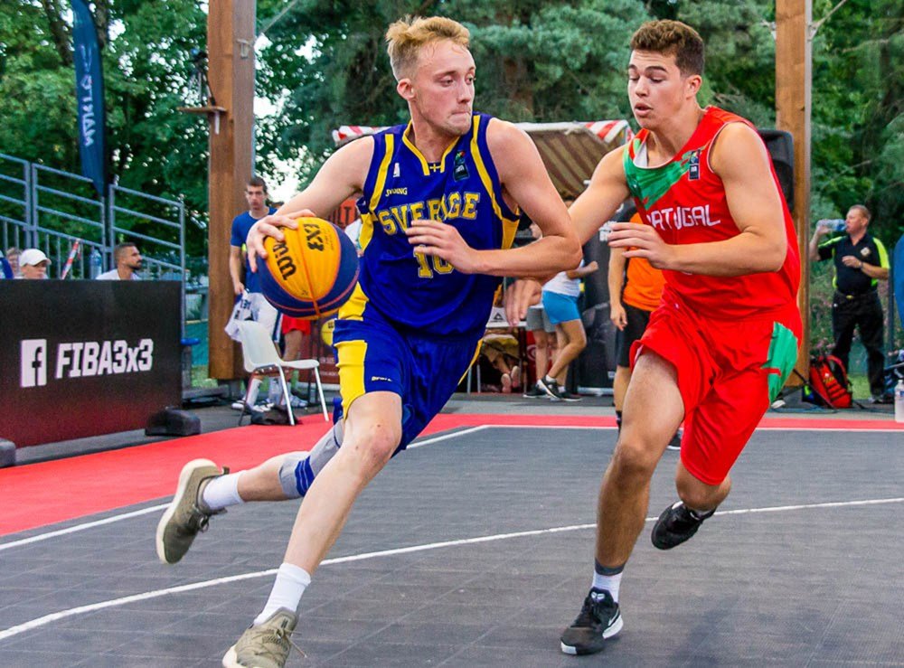 basketse's tweet photo. Det blev en seger, en förlust för HU18 och två förluster för DU18  i 3️⃣✖️3️⃣-kvalet igår. #FIBA3x3 #3x3se 

⏰ Dagens matchtider: 17.40, 18.40 och eventuella slutspelsmatcher under kvällen. 

📺 Här kan du se dagens matcher: 
https://t.co/z3eWRbT12a https://t.co/2Hvvr4jGZJ