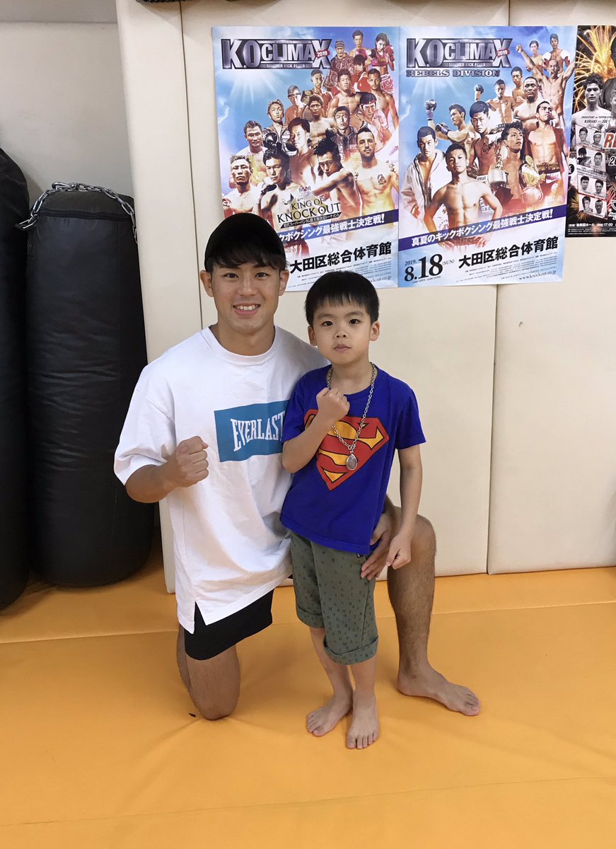 UMIpapaKNOCKOUT's tweet photo. 2019年8月3日REBELS.62、KOCLIMAX2019合同公開練習にてSPEED ACTORことクロスポイント吉祥寺所属小笠原瑛作選手とUMI♪明るく優しいイケメン!いつもありがとうございます♪あ、カードもらうの忘れた…
#REBELS #後楽園 #SPEEDACTOR #クロスポイント #吉祥寺 #小笠原瑛作 #ムエタイ #キックボクシング https://t.co/LtfMyuPHaE