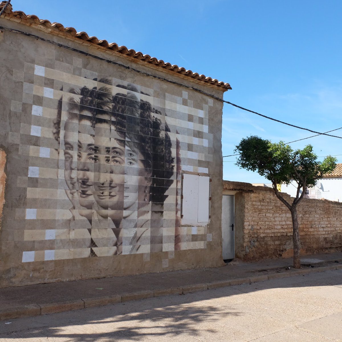 Para los que todavía no estáis vacacionando os proponemos una de nuestras #escapadasdepropio a ver el Festival Asalto en Alfamén. ¿Cuántas caras diferentes podéis reconocer en este mural de la diseñadora Susana Blasco? 😉
#irdepropioalfamen