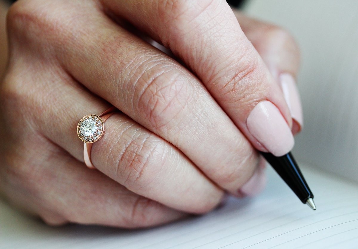 DiamondShoppe's tweet photo. An engagement exuding style and elegance ๐ย
#thediamondshoppe
#engagementring
#engagement
#wedding
#love
#diamonds
#southafrica
#sophisticationย
#classic
#design
#capetown
#rosegold
#diamondring
#halodesign
#perfection
#style
#buylocal
#proudlysa
#1carat
#fashion
#custom https://t.co/3SvS9v7n31