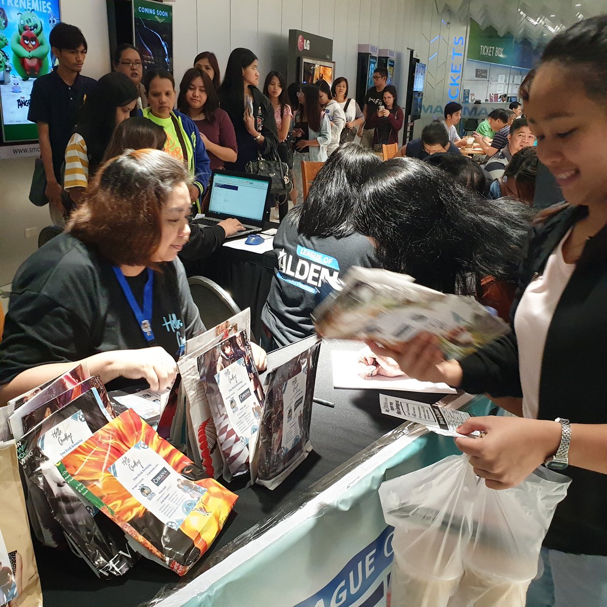LeagueAlden's tweet photo. Registration at our SM Megamall block screening. Kahanga-hanga rin ang kanilang displina! You are fantastic, Team Megamall!

#LAWxCebuanaFreeHLGBS 
#LAWxCebuanaFreeHLGBSatMegamall
#HelloLoveFamDay https://t.co/ZMKb7E16Mo