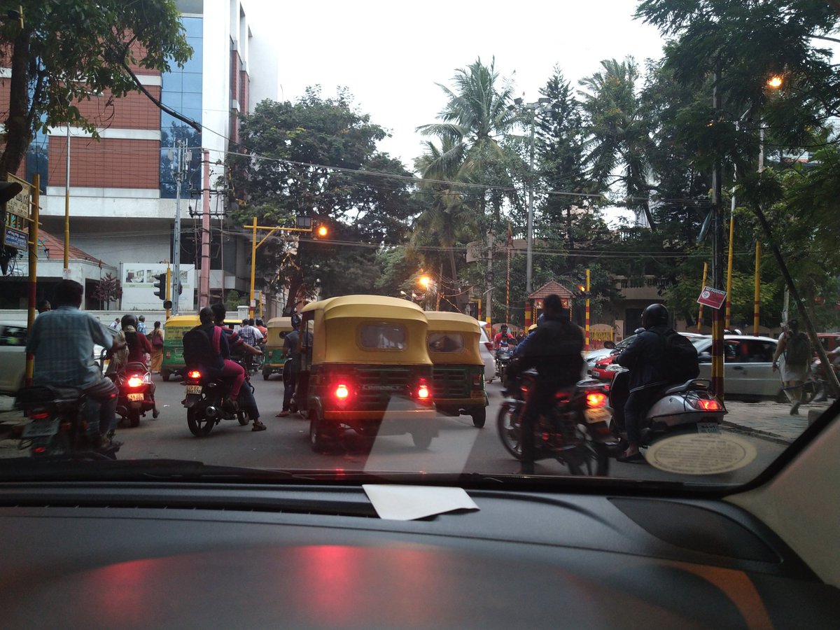 menonprasad's tweet photo. @blrcitytraffic this is a busy junction in JP Nagar Phase 6 near Aurick hotel.the signals are switched off most times. Really need either the signal or a traffic police here. Taken Jul 29 at 18:30. https://t.co/aq2rlf7JPh