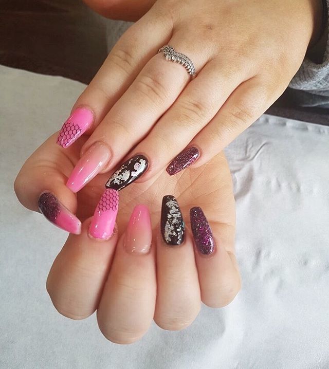 On Sundays, we wear pink💅🏼
◌
Acrylic nails designed by @jo_tufties👏🏼
.
.
.
#pinknails #pinkacrylics #netting #nailinspo #nailgram #inspiration #summer #summernailinspo #nailart #beautygram #beautyobsessed #handdesigned #metallic #metallicnails #acryl… ift.tt/2KdVw77
