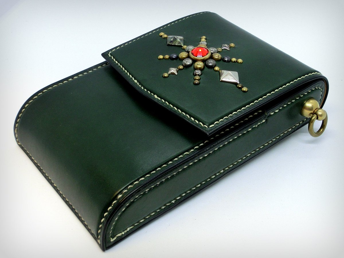 leatherchelsea's tweet photo. 手染めカーフスキンのダーツケースとキーフォブ完成。
プルアップします。
#dartscase #スタッズワーク #handdyed #leathercraft #handmade #handcrafted #chelsealeatherartwork #革細工 #レザークラフト #オーダーメイド #bespokeleather #オーダー承ります #オーダー受付中 #luxuryleathergoods https://t.co/NVyLKcPUSD