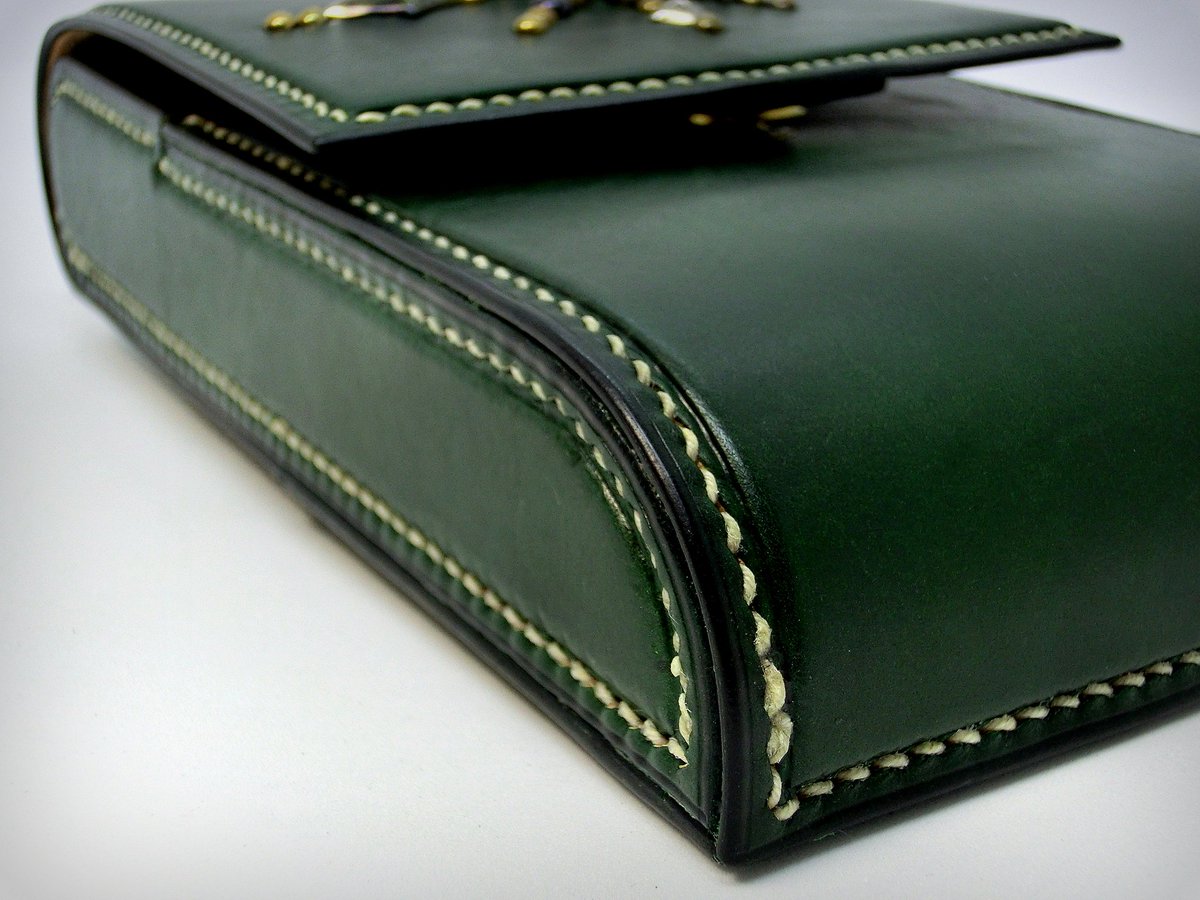 leatherchelsea's tweet photo. 手染めカーフスキンのダーツケースとキーフォブ完成。
プルアップします。
#dartscase #スタッズワーク #handdyed #leathercraft #handmade #handcrafted #chelsealeatherartwork #革細工 #レザークラフト #オーダーメイド #bespokeleather #オーダー承ります #オーダー受付中 #luxuryleathergoods https://t.co/NVyLKcPUSD