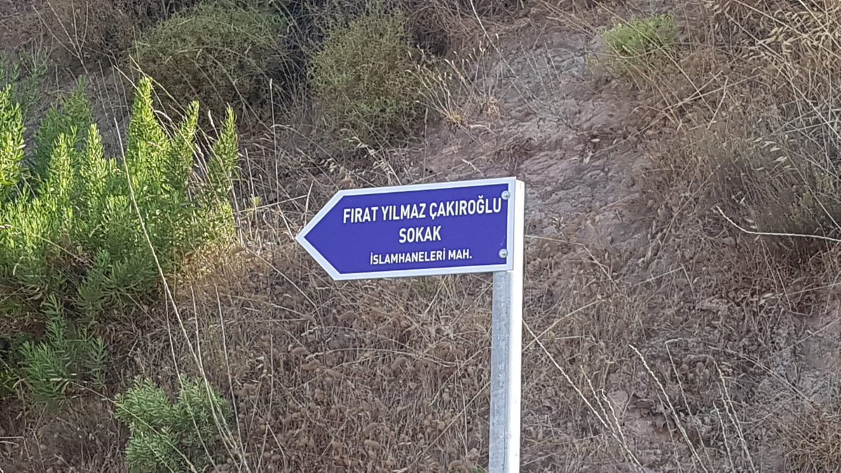 Ege Üniversitesinde şehit edilen ülküdaşımız Fırat Yılmaz Çakıroğlu'nun ismi çocukluğunda ve hayatının belirli dönemlerinde ikamet ettiği Bodrum'daki sitenin caddesine verildi.