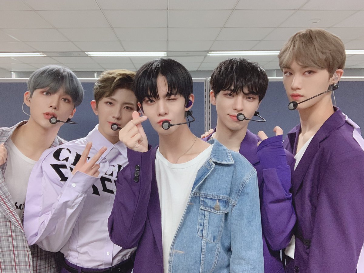 CIX_Official's tweet photo. 오늘은 보라보라CIX😉♥️ 
더운 날씨에도 불구하고 인기가요 에서도 멋진 응원을 보내주신 팬 여러분 감사드립니다☺️💕

#CIX #씨아이엑스 #BX #승훈 #배진영 #용희 #현석 #안녕낯선사람 #HelloStranger #MovieStar https://t.co/Sdf79mjQgS
