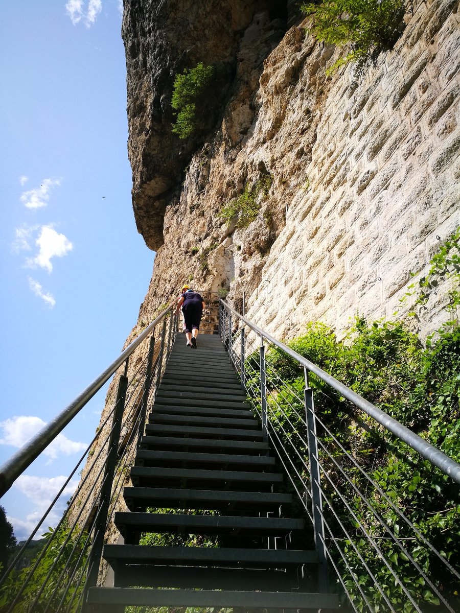 eventicuriosita's tweet photo. Hai mai visitato un #castello nella roccia? Sappi che a Cismon del Grappa in provincia di #Vicenza si può visitare un'insolita fortezza posta in una cavità a 50 metri di altezza.
#Veneto 
Ma per il racconto della mia visita leggi 👉
https://t.co/3FexMGdGvl https://t.co/l7DRPQoYfo