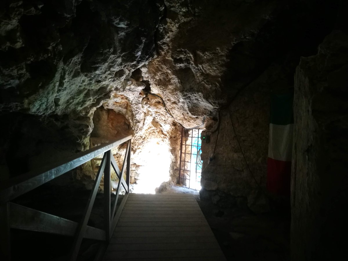 eventicuriosita's tweet photo. Hai mai visitato un #castello nella roccia? Sappi che a Cismon del Grappa in provincia di #Vicenza si può visitare un'insolita fortezza posta in una cavità a 50 metri di altezza.
#Veneto 
Ma per il racconto della mia visita leggi 👉
https://t.co/3FexMGdGvl https://t.co/l7DRPQoYfo