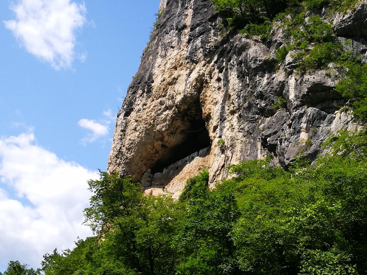 eventicuriosita's tweet photo. Hai mai visitato un #castello nella roccia? Sappi che a Cismon del Grappa in provincia di #Vicenza si può visitare un'insolita fortezza posta in una cavità a 50 metri di altezza.
#Veneto 
Ma per il racconto della mia visita leggi 👉
https://t.co/3FexMGdGvl https://t.co/l7DRPQoYfo