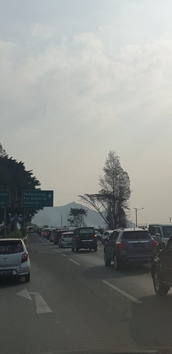 akuniisa's tweet photo. Pintu tol keluar pasteur padat hingga 5km lebih karena lampu merah simpang pasteur mati.  @NTMCLantasPolri @PRFMnews https://t.co/HvYqRx5EGV