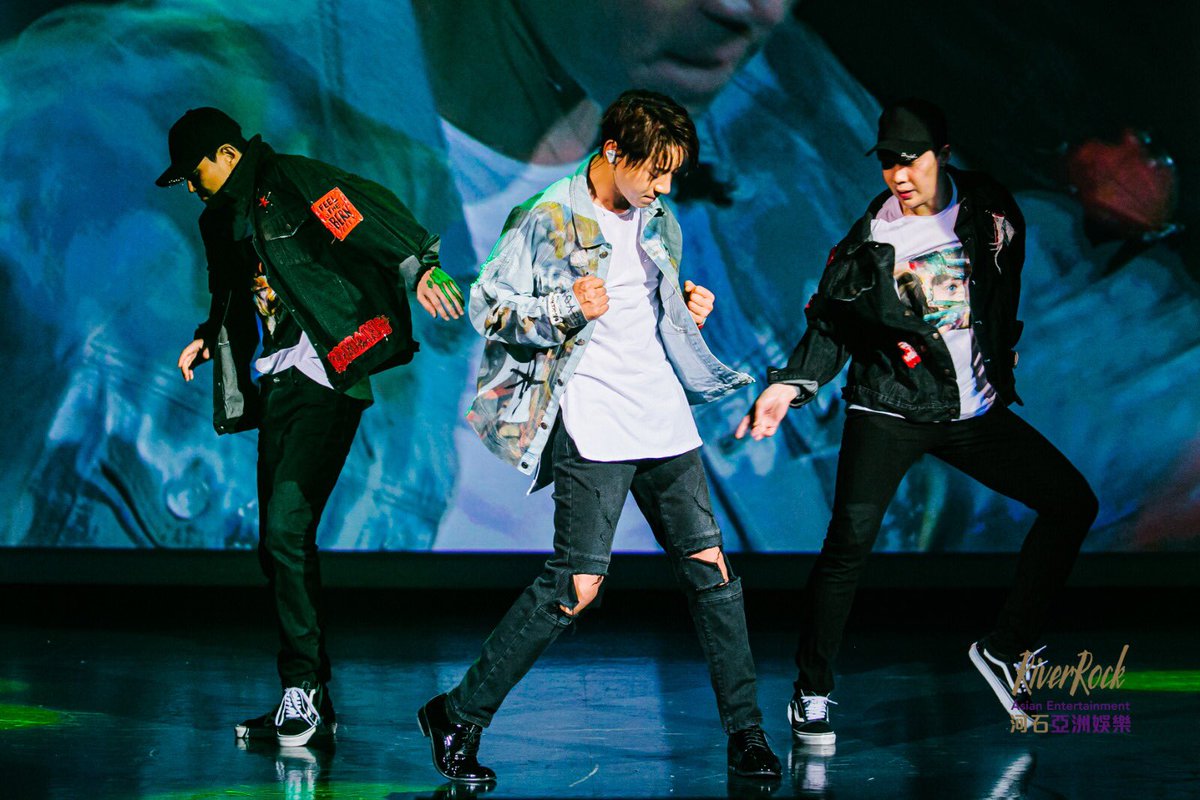 riverrockae's tweet photo. Best known as a tear-jerking balladeer in K-pop history, Hwang Chi Yeul finally performed his first ever concert in Vancouver live at the River Rock tonight. Capturing the hearts of many fans with his husky syrupy voice and sexy dance moves *swoon* ⁠🥰
⁠#황치열 #黃致列 #Kpop https://t.co/zohrz5jdok