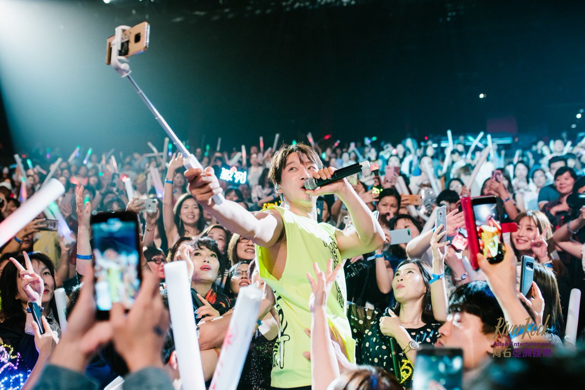 riverrockae's tweet photo. Best known as a tear-jerking balladeer in K-pop history, Hwang Chi Yeul finally performed his first ever concert in Vancouver live at the River Rock tonight. Capturing the hearts of many fans with his husky syrupy voice and sexy dance moves *swoon* ⁠🥰
⁠#황치열 #黃致列 #Kpop https://t.co/zohrz5jdok