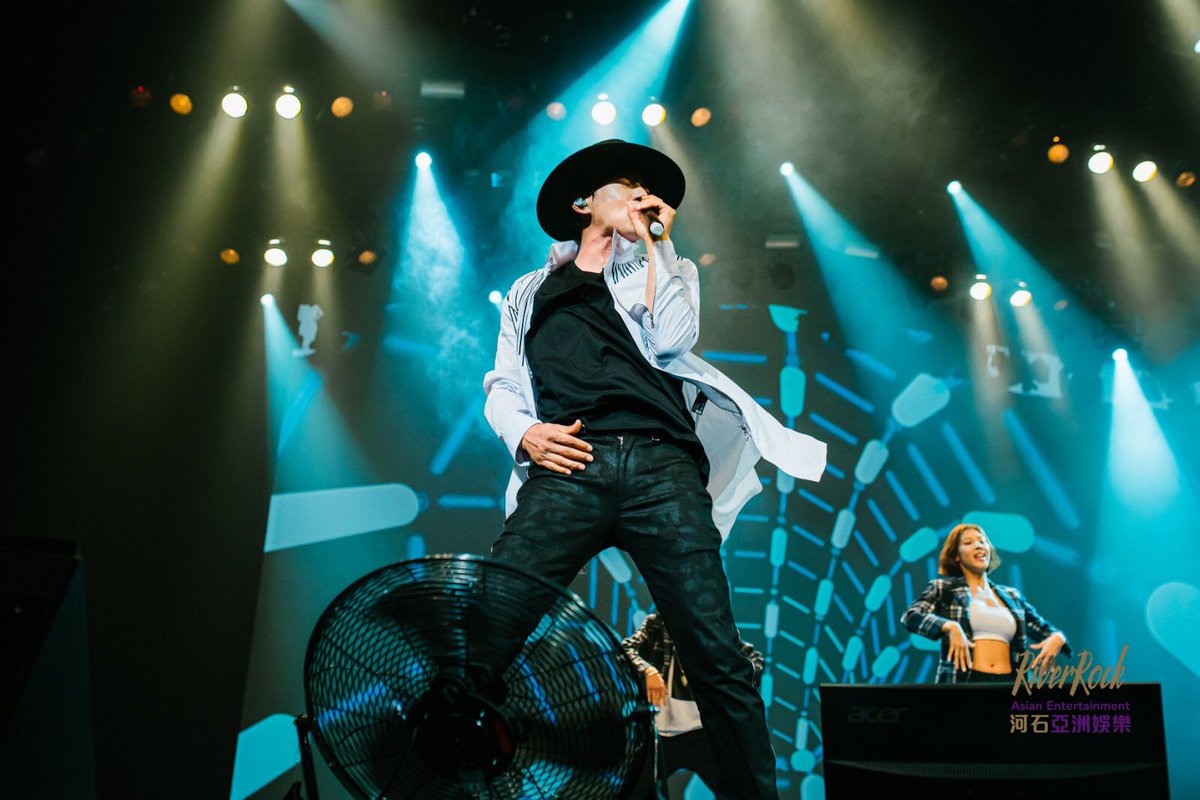 riverrockae's tweet photo. Best known as a tear-jerking balladeer in K-pop history, Hwang Chi Yeul finally performed his first ever concert in Vancouver live at the River Rock tonight. Capturing the hearts of many fans with his husky syrupy voice and sexy dance moves *swoon* ⁠🥰
⁠#황치열 #黃致列 #Kpop https://t.co/zohrz5jdok