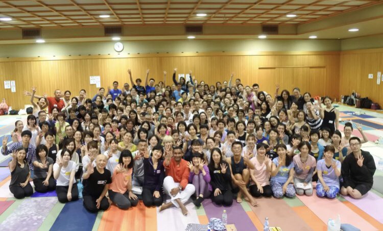 mayumi_l's tweet photo. 【自分がどれだけ素晴らしくて、美しくて、純粋で、祝福された存在なのかを思い出してください】
幸せな時間を過ごさせていただきました♡
#マスタースダカーの言葉
#ヨガ https://t.co/xcpbkRaT9N