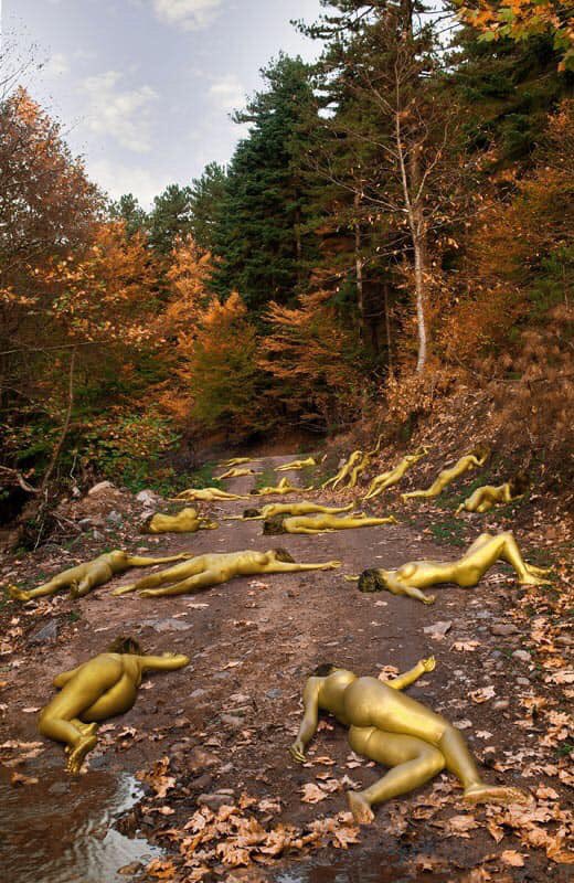 BurakBoysan2's tweet photo. “Ölü Altın Bedenler.” 
Bu fotoğraf, altın madenlerini protesto etmek için, 2007 yılında Kaz Dağları’nda çekilmişti.
Geçen bunca senede değişen pek bir şey yok.
Fotoğraf: Niko Guido https://t.co/6bu1t6fsKo