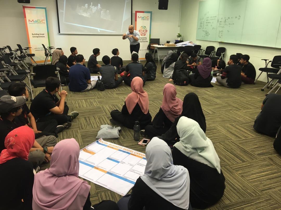 myMRANTI's tweet photo. MaGIC’s ecosystem builder from MeBP delivered a talk today to UiTM Dengkil students that will also participate in SE bootcamp prototype testing day. This is a good opportunity for our boot-campers to experience sample testing of subjects.
#SocialEnterprise #SEbootcamp https://t.co/ntN4A6glMq
