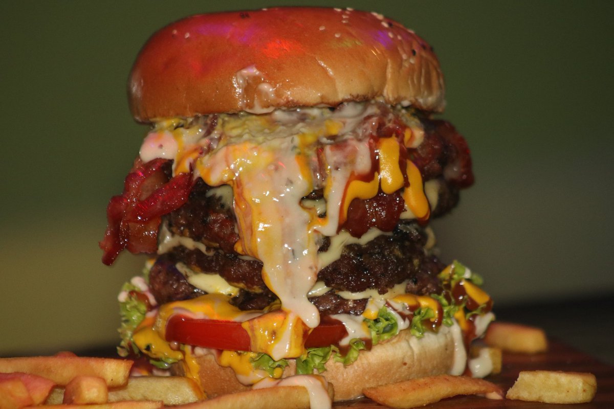 TwetweB's tweet photo. The TweTwe Burger Da Lip Smacking Burger https://t.co/uY2Ea9rr6f