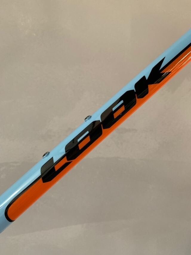 BryanlaTinta's tweet photo. Que opináis de la última @lookcycle que hemos pintado en la factoría de @BryanlaTinta con motivos de @superporsche123 y @Gulf_Mx en memoria al gran @TSteveMcQueen https://t.co/2u5Gfh3xZB