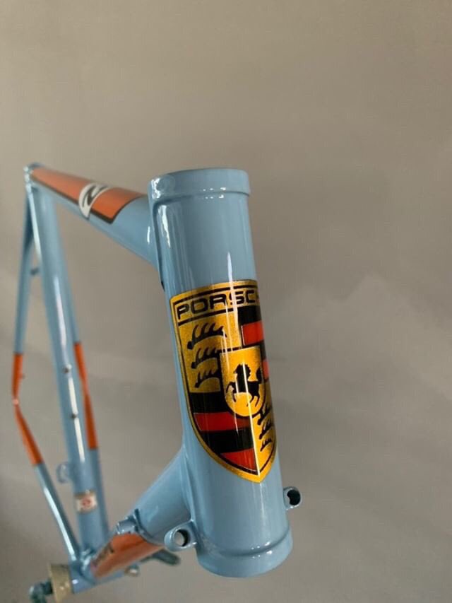 BryanlaTinta's tweet photo. Que opináis de la última @lookcycle que hemos pintado en la factoría de @BryanlaTinta con motivos de @superporsche123 y @Gulf_Mx en memoria al gran @TSteveMcQueen https://t.co/2u5Gfh3xZB