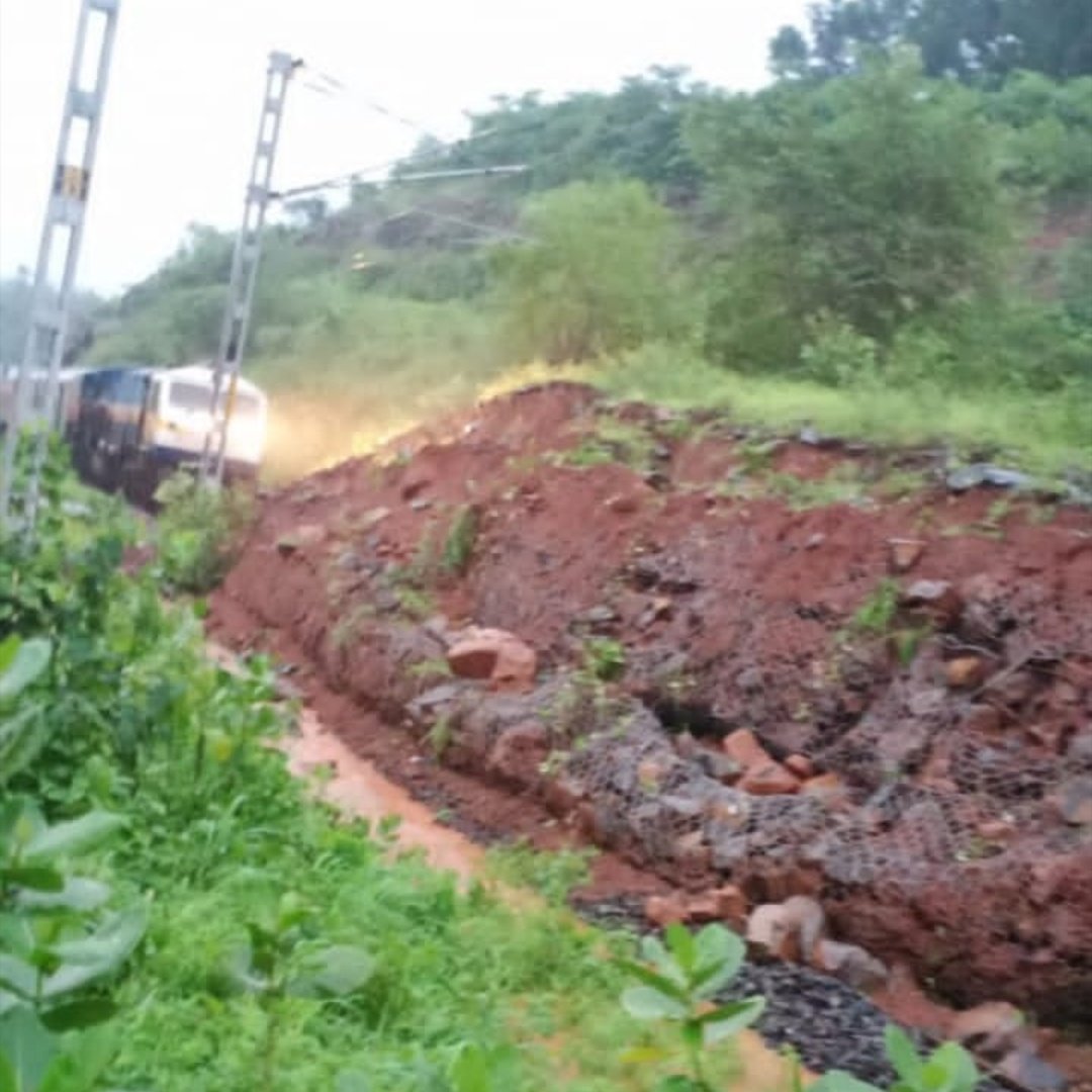 HKonkan's tweet photo. Landslide between #apta railway station and #jite #railway #station #konkanrailway #safe #news #delayed #rail https://t.co/xwkrRlCi7D