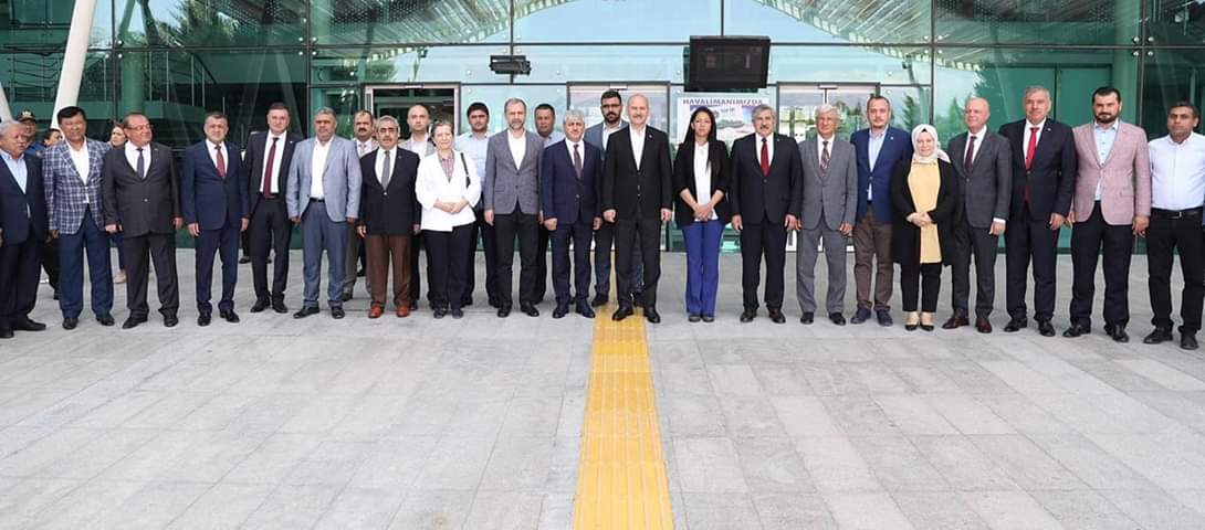 Osmanmutlugkb's tweet photo. Bir takım ziyaretlerde bulunmak üzere ilimize teşrif eden İçişleri Bakanımız Sn. @suleymansoylu 'yu Milletvekillerimiz,Hatay Valimiz, İl Başkanımız,İl Kadın Kolları Başkanımız ve Belediye Başkanlarımız ; Hatay Havalanında karşıladılar.Sayın Bakanım Hatay'ımıza Hoşgeldiniz https://t.co/9A09ruWaYh