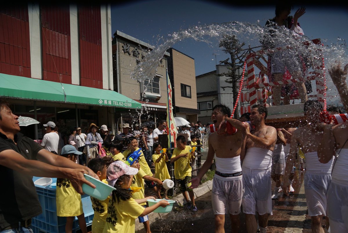 なん 雪山裸族 岩内町の怒涛祭り 水かけ神輿の撮影行ってきました みんなずぶ濡れ 俺もずぶ濡れ カメラもずぶ濡れ 楽しかった