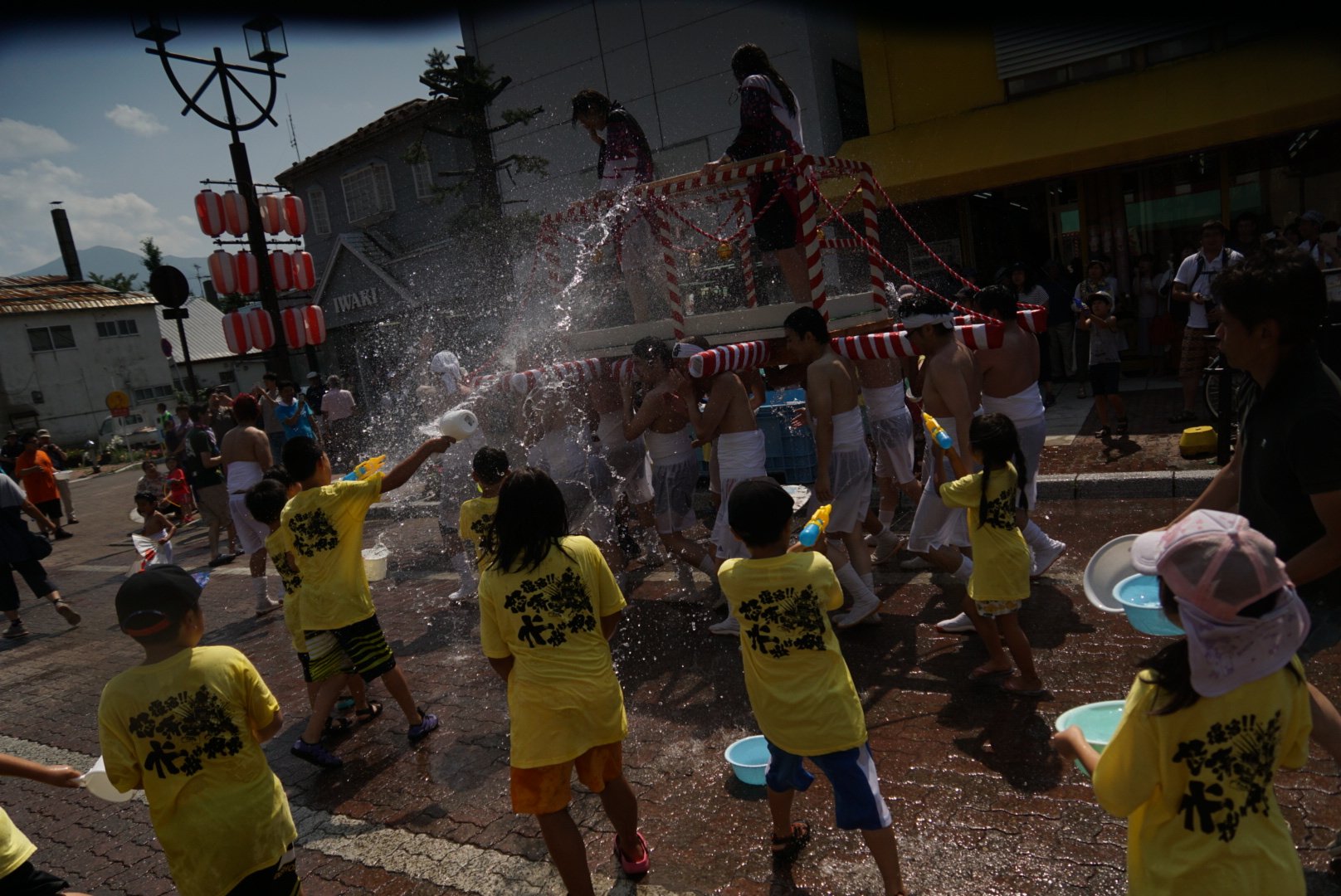 なん 雪山裸族 岩内町の怒涛祭り 水かけ神輿の撮影行ってきました みんなずぶ濡れ 俺もずぶ濡れ カメラもずぶ濡れ 楽しかった T Co Wcen2egwjn Twitter