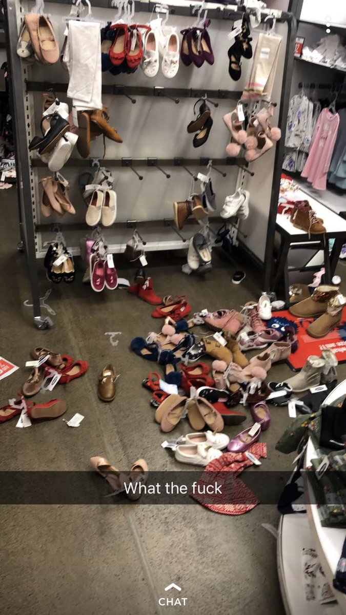 definecitrus's tweet photo. “ugh the store is so messy i can’t find anything in here 👩🏻👩🏼🗣🤬”
okay first of all, shut UP there are 10 of us working and 200 of you so take ur messy ass outta here. next, don’t flip up every table to find a size! at least try to put it back!
#ThoughtsWhileWorkingInRetail https://t.co/wVdewatV9y