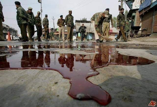 zaheerdeswali10's tweet image. یااللہ، ہمارے کشمیری بھائیوں اور بہنوں کی مدد فرما۔  آمین 🙏 😢
#KashmirUnderThreat #indiausingclusterbombs