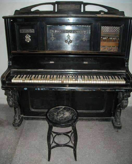 Hasanoğlan Yüksek Köy Enstitüsü'nde kullanılmış bir piyano...30'ların ve 40'ların fakir Türkiye'sinde Köy Enstitüleri'ndeki çocukların müzik eğitim kalitesi.