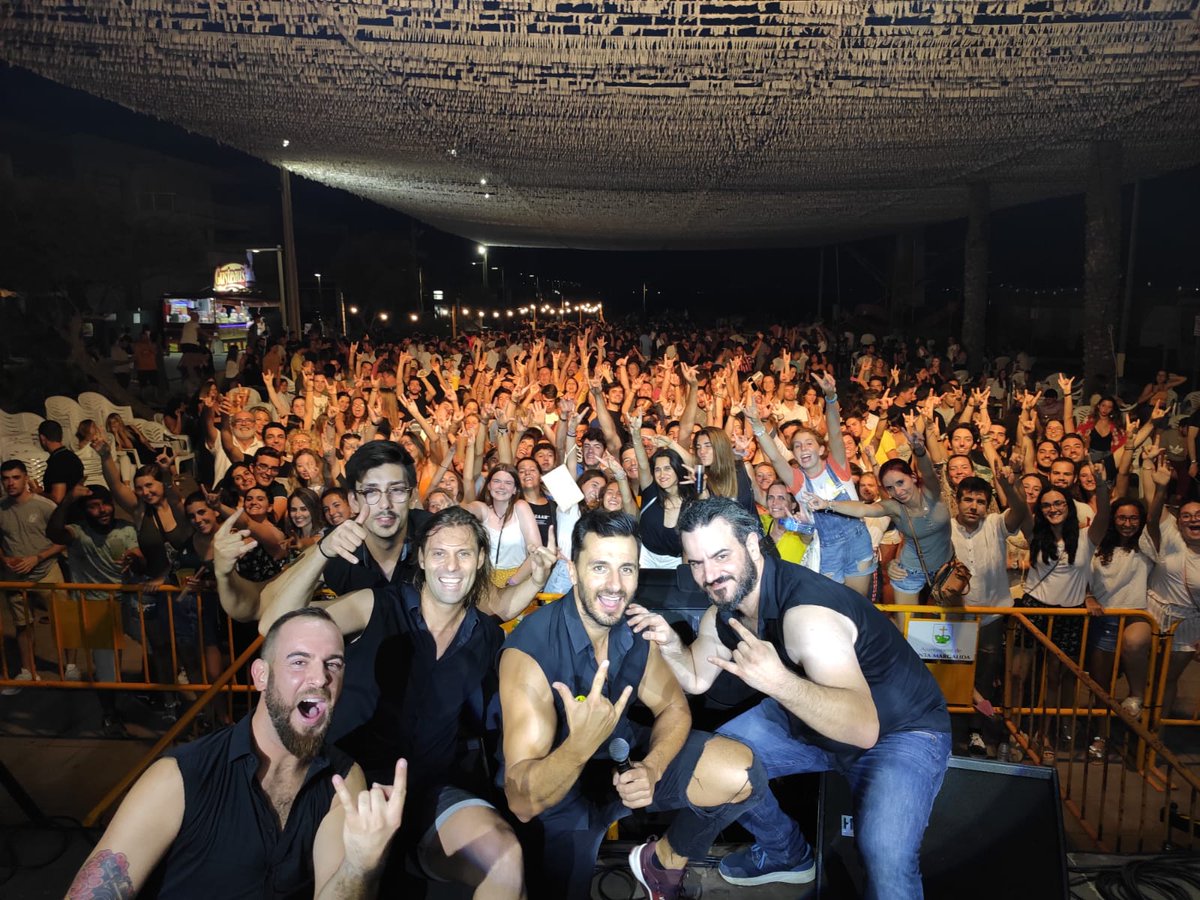 sesbubotes's tweet photo. 😊👌UNA MÉS!!!!! I de ses bones!!!! GRACIS #CanPicafort ens feis vibrar, és una locura i una explosió de plaer tenir-vos de públic ❤❤❤❤❤ Ens teniu de x vida als vostres peus! 🎸😛🎸😛🎸😛🎸😛
#atacalcor #Mallorca #Verbenes #Estiu2019 https://t.co/WCQBGcdPnU