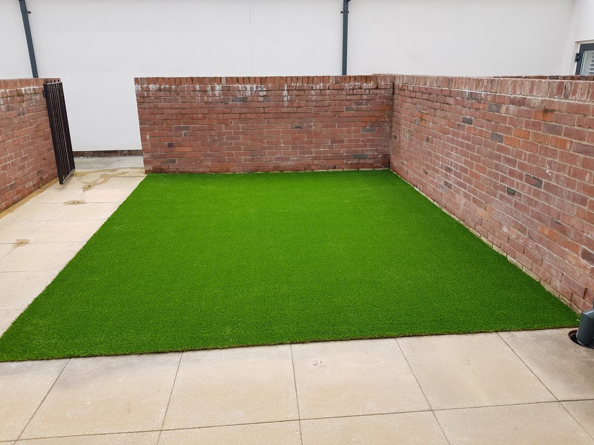 GJonesAstroTurf's tweet photo. Customer no longer has to worry about there lawn, Front and back garden done with @Namgrass Solis https://t.co/QLCxdzfWFe