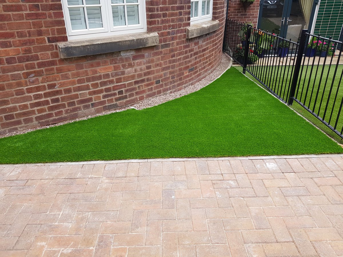 GJonesAstroTurf's tweet photo. Customer no longer has to worry about there lawn, Front and back garden done with @Namgrass Solis https://t.co/QLCxdzfWFe