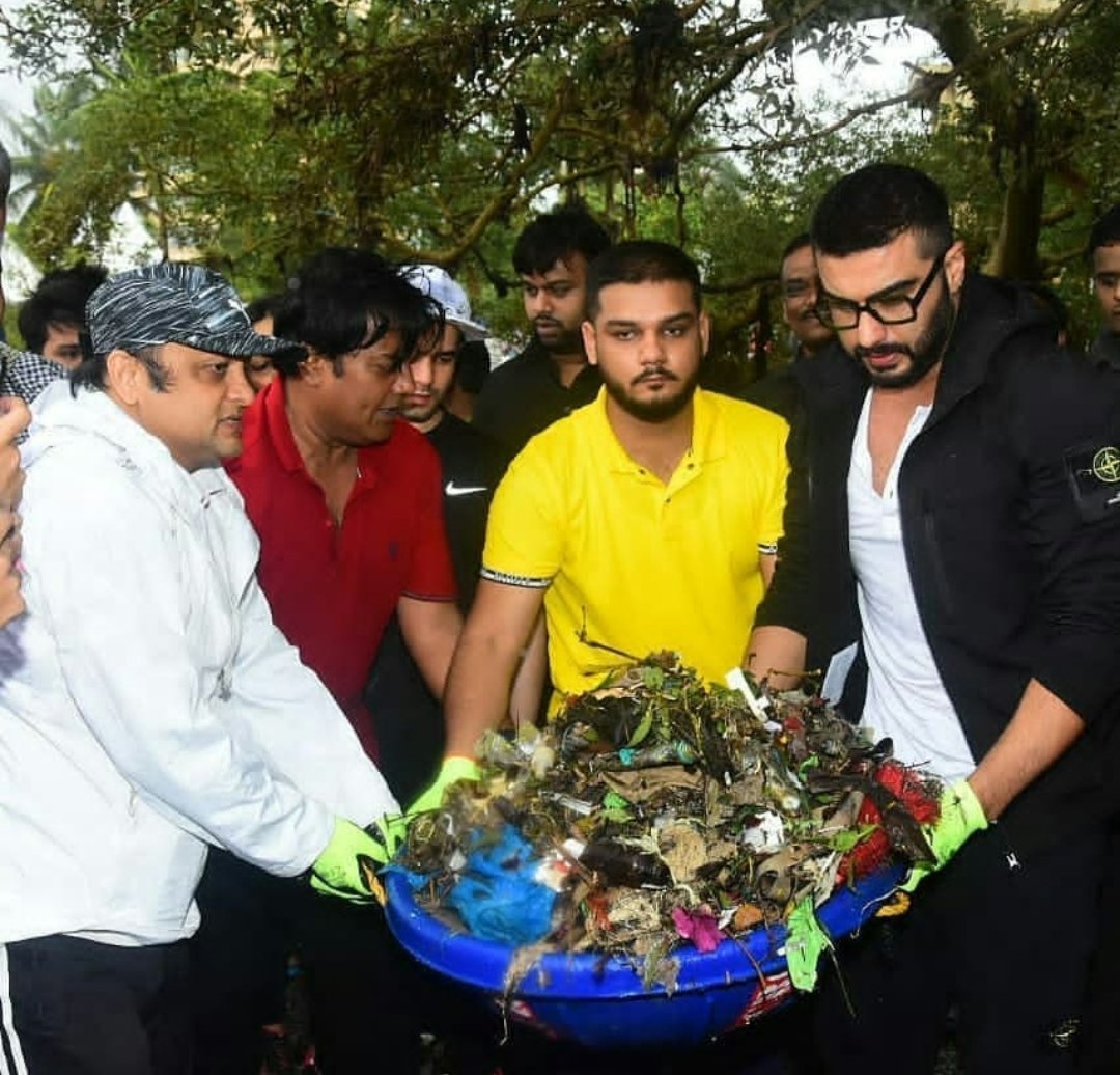 arjunkmyworld's tweet photo. @arjunk26 at Carter road mumbai for cleanliness drive
#arjunkmyworld #arjunkapoor  https://t.co/VTPSXfVfhi https://t.co/dOX6xh3Nhn