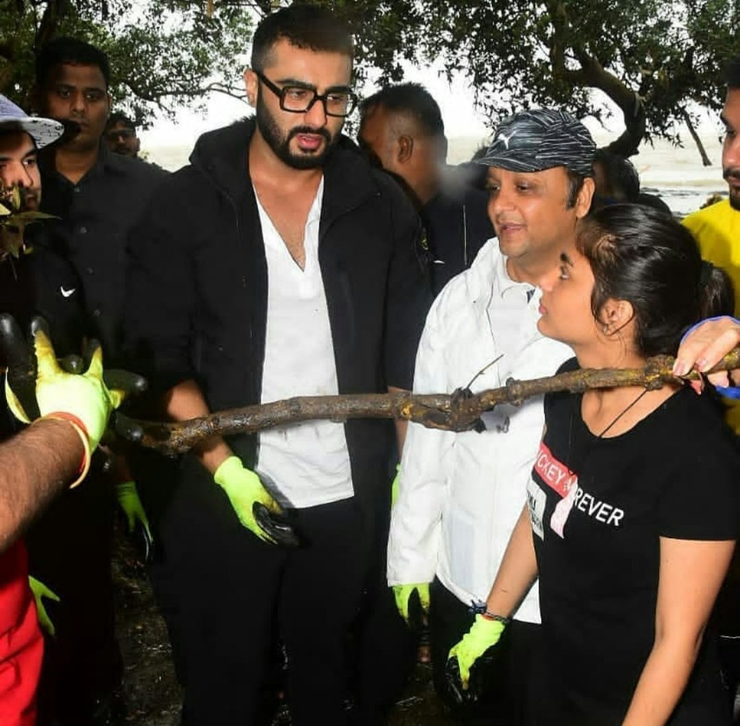 arjunkmyworld's tweet photo. @arjunk26 at Carter road mumbai for cleanliness drive
#arjunkmyworld #arjunkapoor  https://t.co/VTPSXfVfhi https://t.co/dOX6xh3Nhn