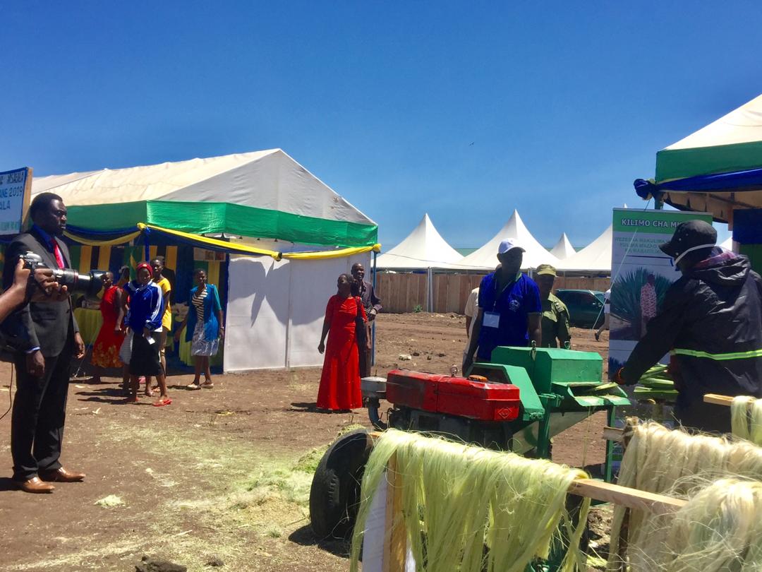 OxfamTz's tweet photo. Matumizi ya teknolojia ni muhimu katika kukabiliana na mabadiliko ya tabia nchi kwa wakulima wadogo. Asante Mhe. Dr. @HKigwangalla kutembelea na kuzungumza na wakulima katika maonyesho ya NaneNane2019, Nyakabindi, Simiyu. @TzRedeso https://t.co/TEbqHP85YN