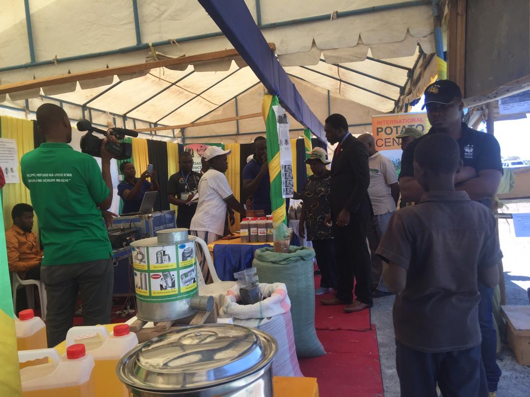 OxfamTz's tweet photo. Matumizi ya teknolojia ni muhimu katika kukabiliana na mabadiliko ya tabia nchi kwa wakulima wadogo. Asante Mhe. Dr. @HKigwangalla kutembelea na kuzungumza na wakulima katika maonyesho ya NaneNane2019, Nyakabindi, Simiyu. @TzRedeso https://t.co/TEbqHP85YN