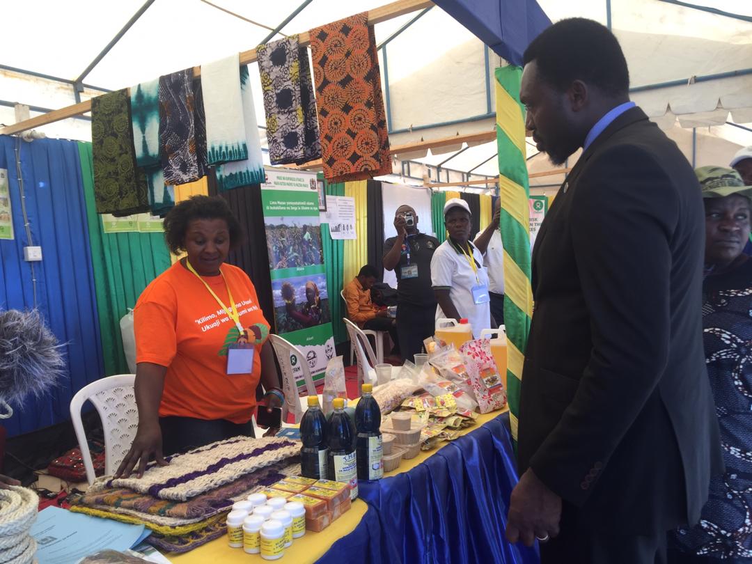 OxfamTz's tweet photo. Matumizi ya teknolojia ni muhimu katika kukabiliana na mabadiliko ya tabia nchi kwa wakulima wadogo. Asante Mhe. Dr. @HKigwangalla kutembelea na kuzungumza na wakulima katika maonyesho ya NaneNane2019, Nyakabindi, Simiyu. @TzRedeso https://t.co/TEbqHP85YN