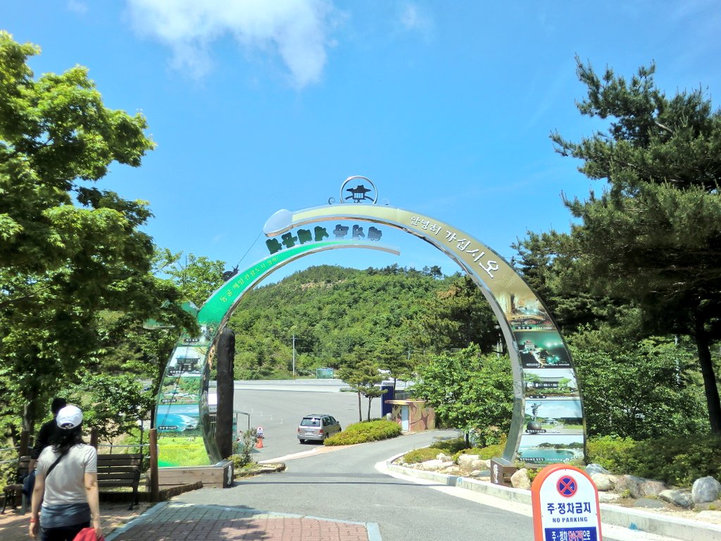 moroQma's tweet photo. 韓国好きの日本人として今とても辛いので、唐突ながら、ひたすら笑える「海神堂公園」の写真を貼っておきます
男性器信仰は世界中で見られますが、ゲートやベンチに灯台まで、園内のあらゆるオブジェが男性器というテーマパークは珍しいんじゃないでしょうか

どうでもいい風景で皆さん和んでください https://t.co/60BS9ciIW4