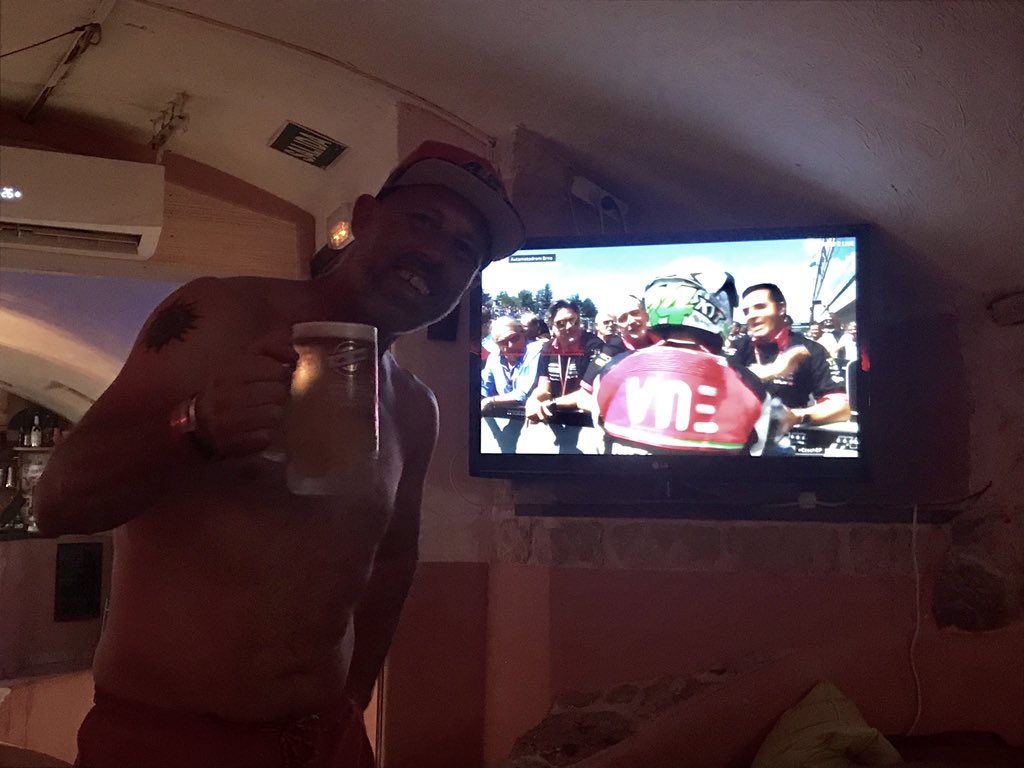 Ditched the kids and found an English bar showing 👏👏👏<a href="/btsportmotogp/">MotoGP on TNT</a> <a href="/KeithHuewen/">Keith Huewen</a> <a href="/NeilHodgson100/">Neil Hodgson</a> <a href="/gavinemmett/">Gavin Emmett</a>