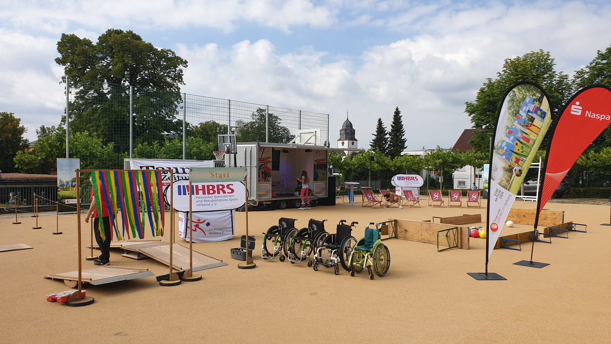 Will_Sonnenberg's tweet photo. Wir vom #TeamInklusion @MarcMercurio1 @Will_Sonnenberg  vom @lsb_hessen sind heute mit dem #InklusionsMobil auf dem #SportUndSpielfest #Familienfest #75JahreUsingen #Schlossgarten mit #Rollstuhlbasketball #Rollstuhlparcours #blasrohrschiessen #TütenRock https://t.co/tpGYNk70Dp