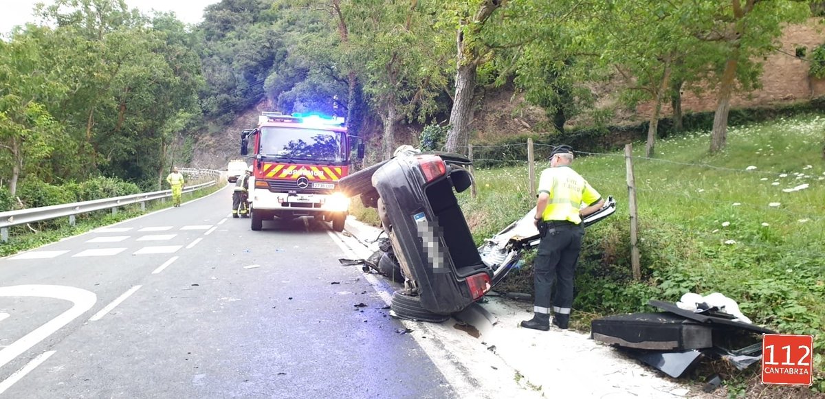 112Cantabria's tweet photo. El helicóptero del Gobierno de Cantabria y @061Cantabria evacúan a un herido de 29 años tras un accidente de coche en #Valmeo (#VegaDeLiébana). Bomberos de @cantabriaes del parque de #Tama.
➡️https://t.co/gbJTfCYS6W https://t.co/Pn7C8tO8Kh