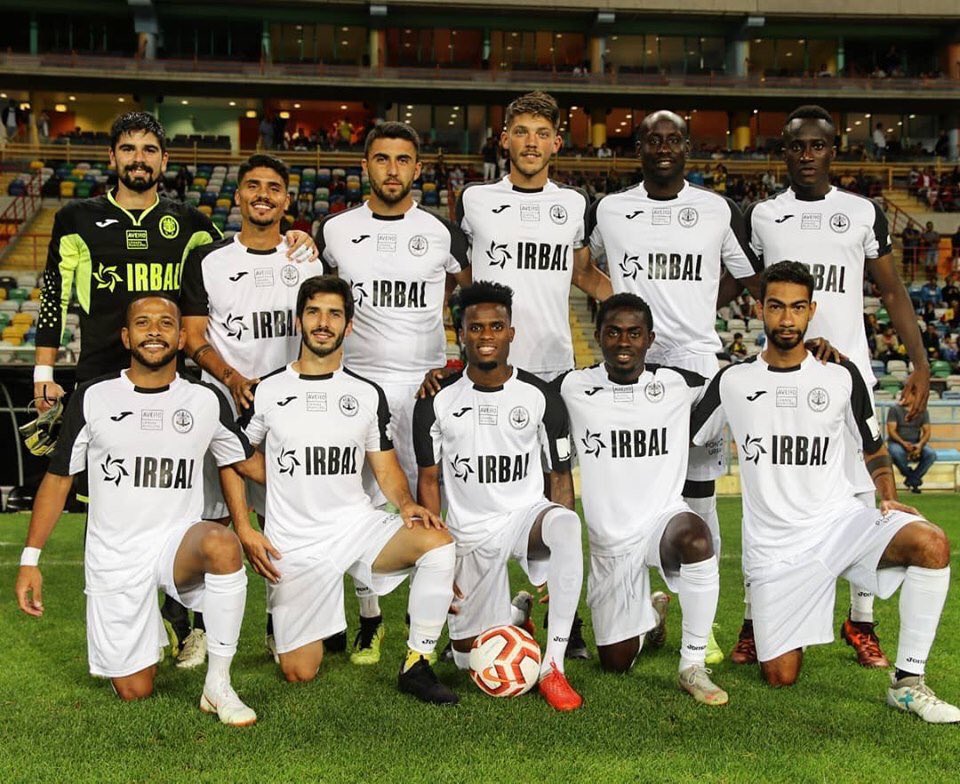 somossaovicente's tweet photo. Escritório da Joma:
- Sr, não sabemos o que fazer para o equipamento alternativo do beira mar
- tas a ver o do S Vicente?
- sim chefe 
- igual Mas em branco 
- não diga mais nada...

@BeiraMarDepre https://t.co/n1VXVLprxD