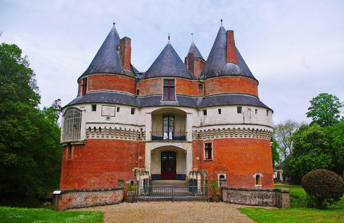 Flanerie_art's tweet photo. Le château de Rambures @RamburesChateau est un ancien château fort du XVe siècle, démantelé au XVIIe siècle et restauré au XVIIIe siècle, qui se dresse sur la commune du même nom dans le département de la Somme.
Petit reportage ici :  
#Somme https://t.co/hu9wctwel1 https://t.co/1gkj0eAfuZ